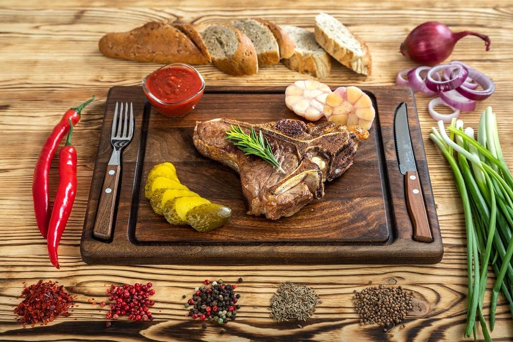 Wooden steak serving board with cutlery 360x260x20 mm. - MTM WOOD LLC - Decor and interior buy wholesale from manufacturer and supplier on UDM.MARKET