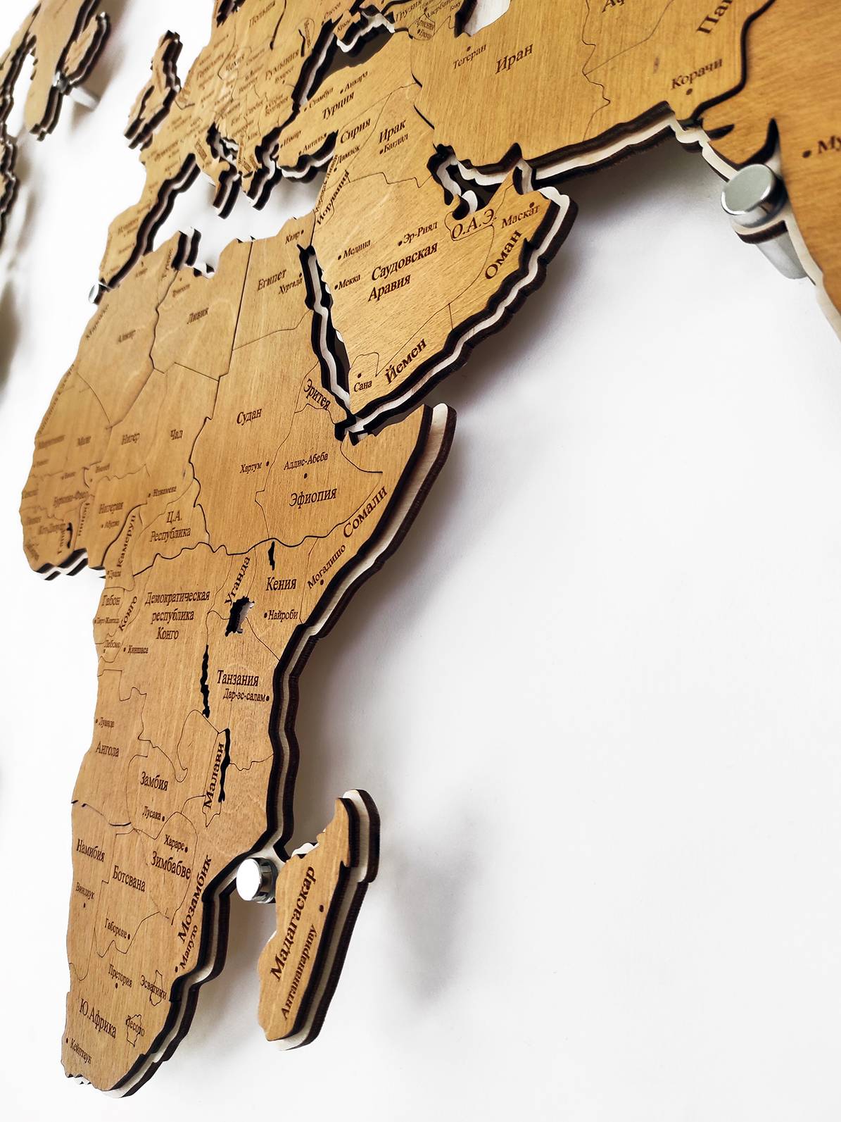 Подложка для Карты мира 1600x950 изготовлена из дерева с дистанционными держателями - World maps made of wood/Деревянные карты мира - Дом, Мебель, Освещение и Строительство купить оптом от производителя на UDM.MARKET